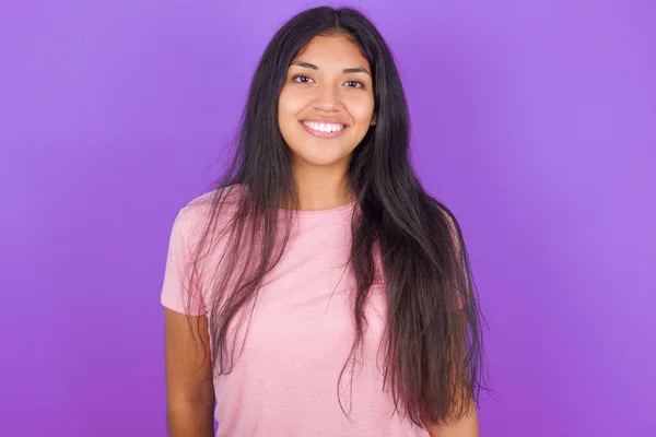 Fille Brune Hispanique Portant Shirt Rose Sur Fond Violet Avec — Photo