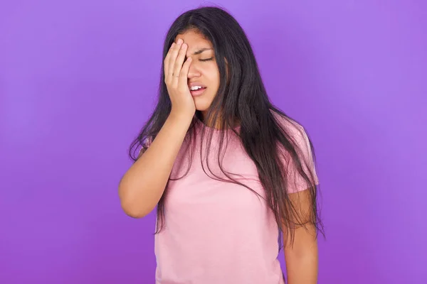 Chica Morena Hispana Vistiendo Camiseta Rosa Sobre Fondo Púrpura Bostezando —  Fotos de Stock