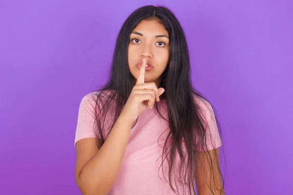 Hispanic Brunette Girl Wearing Pink Shirt Purple Background Makes Silence — Stock Photo, Image