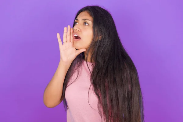 Hispanic Brunette Girl Wearing Pink Shirt Purple Background Shouting Screaming — Stock Photo, Image
