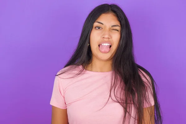 Menina Morena Hispânica Vestindo Camiseta Rosa Sobre Fundo Roxo Colando — Fotografia de Stock