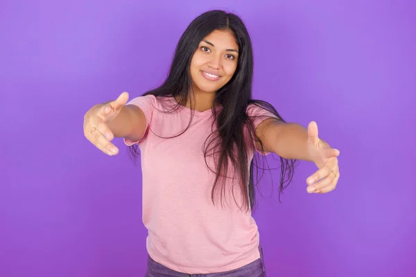Chica Morena Hispana Vistiendo Camiseta Rosa Sobre Fondo Púrpura Mirando — Foto de Stock