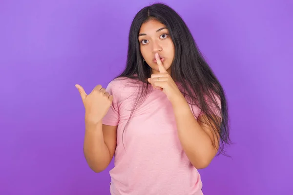 Hispanic Brunette Girl Wearing Pink Shirt Purple Background Asking Quiet — Stock Photo, Image