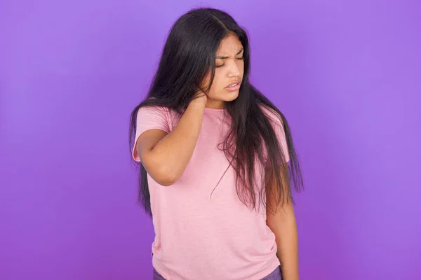 Fille Brune Hispanique Portant Shirt Rose Sur Fond Violet Souffrant — Photo