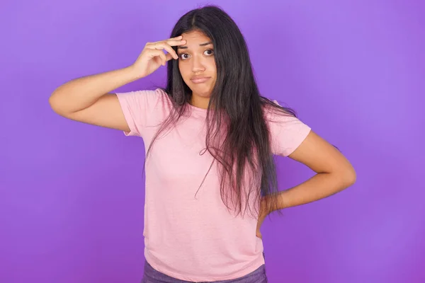 Latino Brunette Meisje Dragen Roze Shirt Paarse Achtergrond Met Problemen — Stockfoto