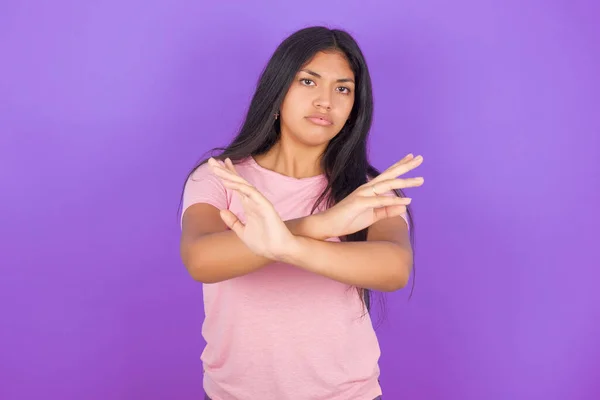 Spanisch Brünettes Mädchen Trägt Rosa Shirt Über Lila Hintergrund Verschränkten — Stockfoto