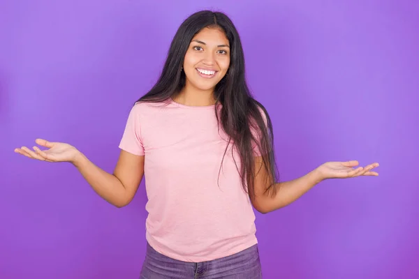 Alegre Alegre Optimista Chica Morena Hispana Con Camiseta Rosa Sobre — Foto de Stock