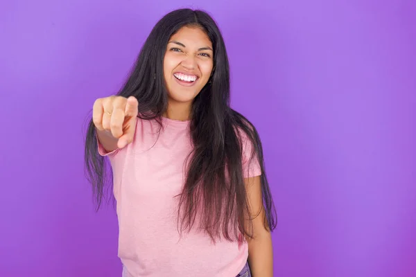 Emocionado Chica Morena Hispana Positiva Con Camiseta Rosa Sobre Púrpura — Foto de Stock