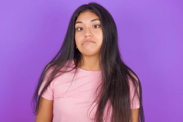 Menina Morena Hispânica Vestindo Camiseta Rosa Sobre Fundo Roxo Fazendo — Fotografia de Stock