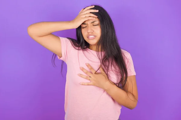 Chica Morena Hispana Vistiendo Camiseta Rosa Sobre Fondo Púrpura Tocando —  Fotos de Stock