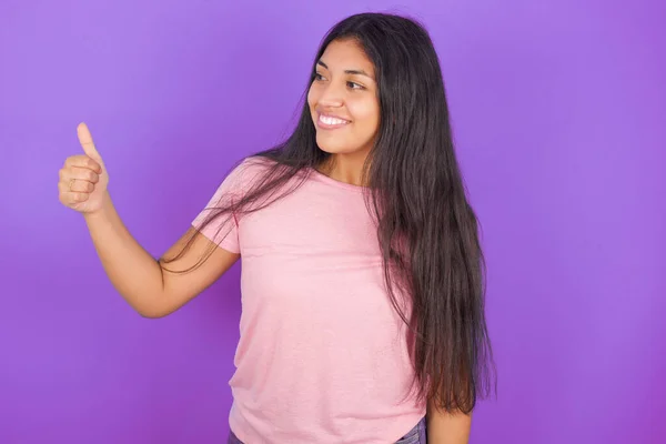Chica Morena Hispana Vistiendo Camiseta Rosa Sobre Fondo Púrpura Luciendo —  Fotos de Stock