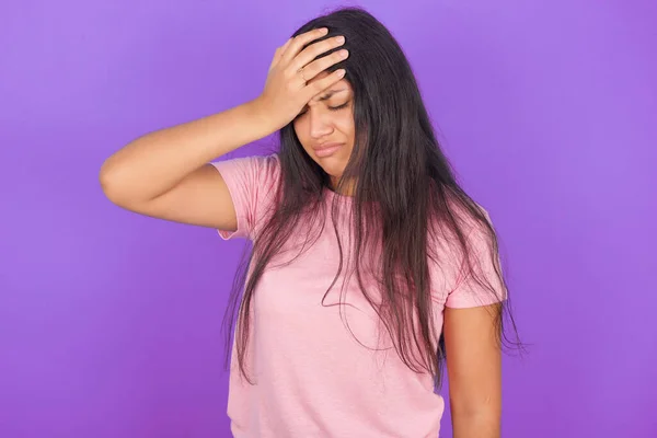Molto Sconvolto Solitario Ispanico Ragazza Bruna Indossa Rosa Shirt Sfondo — Foto Stock