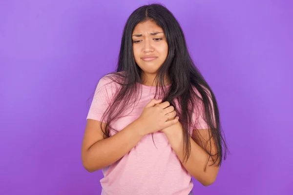 Chica Morena Hispana Triste Vistiendo Camiseta Rosa Sobre Fondo Púrpura —  Fotos de Stock