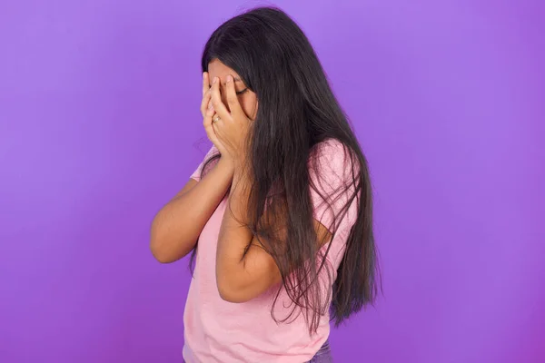 Triste Menina Morena Hispânica Vestindo Camiseta Rosa Sobre Fundo Roxo — Fotografia de Stock