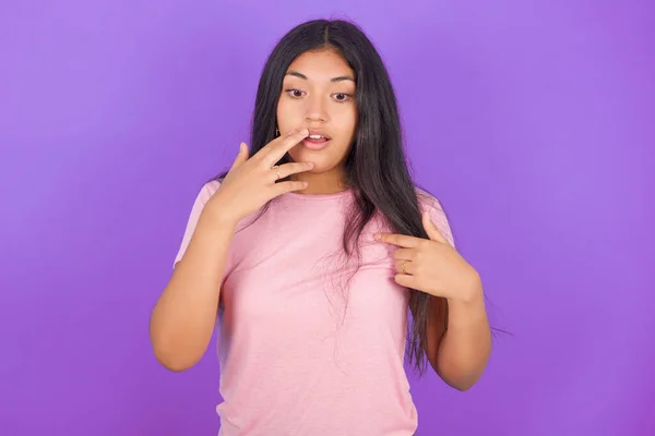 Choqué Fille Brune Hispanique Portant Shirt Rose Sur Fond Violet — Photo