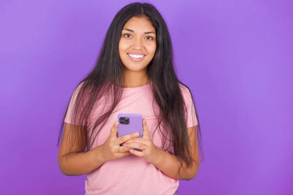 Chica Morena Hispana Vistiendo Camiseta Rosa Sobre Fondo Púrpura Disfruta —  Fotos de Stock