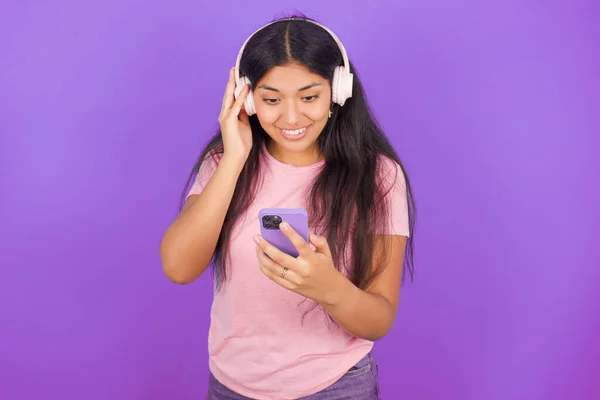 Chica Morena Hispana Feliz Usando Camiseta Rosa Sobre Fondo Púrpura —  Fotos de Stock