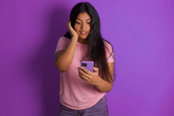 Chica Morena Hispana Con Camiseta Rosa Sobre Fondo Púrpura Sosteniendo — Foto de Stock