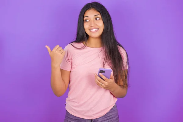 Hispanic Brunette Girl Wearing Pink Shirt Purple Background Using Texting — Stock Photo, Image