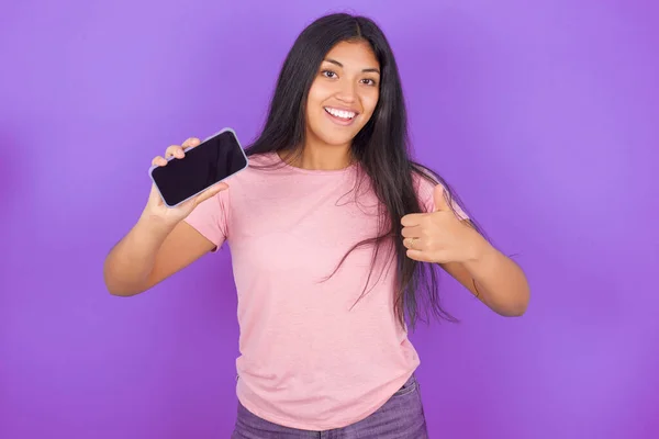 Retrato Chica Morena Hispana Vistiendo Camiseta Rosa Sobre Fondo Púrpura —  Fotos de Stock