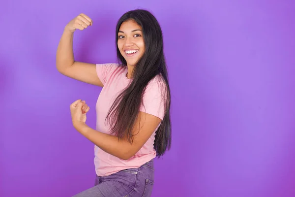 Profile Photo Excited Hispanic Brunette Girl Wearing Pink Shirt Purple — Stock Photo, Image