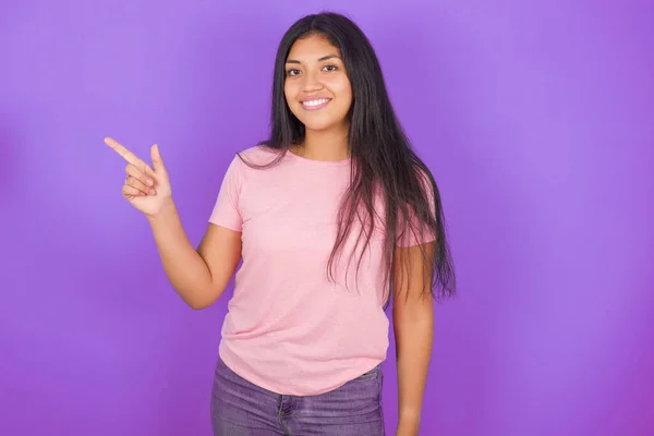 Hispanic Brunette Girl Wearing Pink Shirt Purple Background Pointing Fingers — Stock Photo, Image