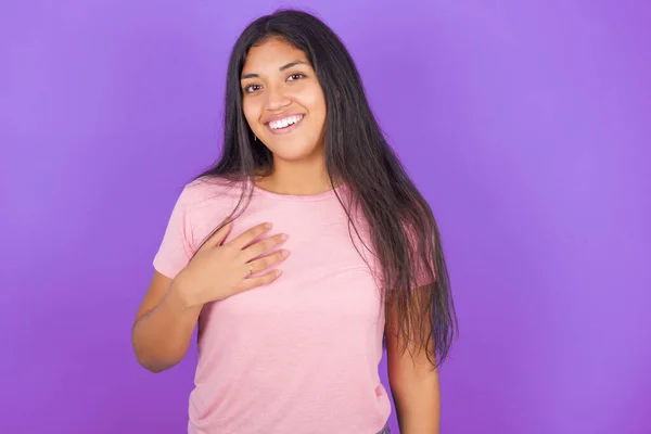 Chica Morena Hispana Vistiendo Camiseta Rosa Sobre Fondo Púrpura Sonrisas —  Fotos de Stock