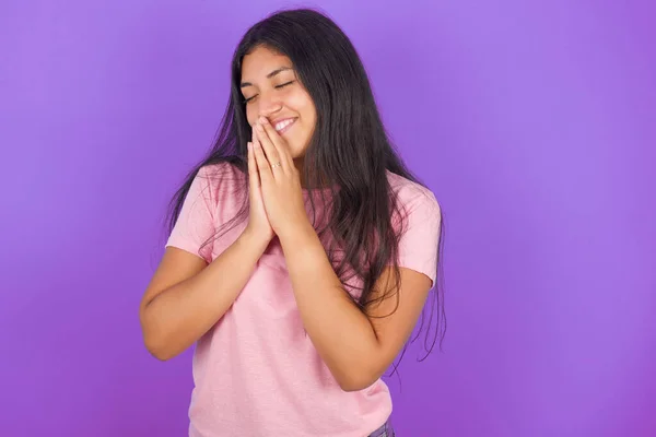 Mujer Alegre Ríe Alegremente Mantiene Las Palmas Presionadas Juntas Oye — Foto de Stock