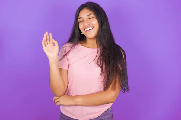 Jovem Hispânica Feliz Bem Sucedida Usando Camiseta Rosa Sobre Fundo — Fotografia de Stock