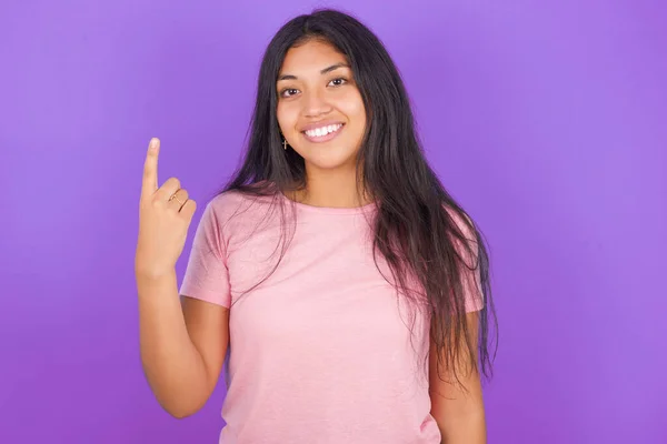 Joven Chica Hispana Vistiendo Camiseta Rosa Sobre Fondo Morado Sonriendo — Foto de Stock