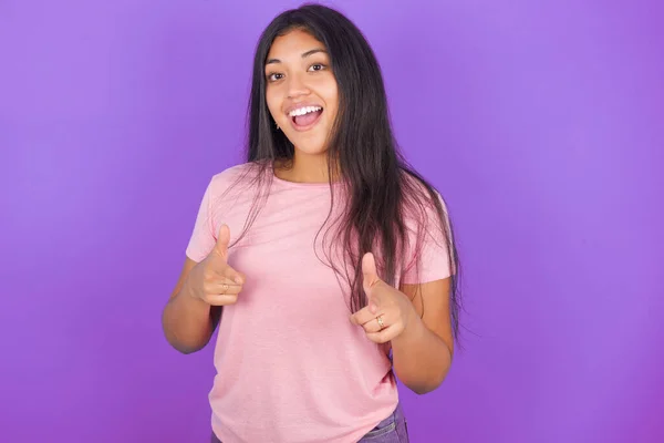 Jeune Fille Hispanique Portant Shirt Rose Sur Fond Violet Dirige — Photo