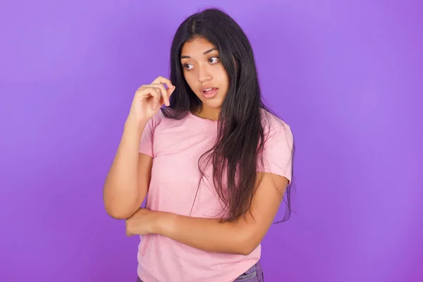 Menina Hispânica Jovem Espantado Vestindo Camiseta Rosa Sobre Fundo Roxo — Fotografia de Stock