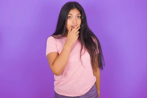 Joven Chica Hispana Vistiendo Camiseta Rosa Sobre Fondo Púrpura Cubre —  Fotos de Stock