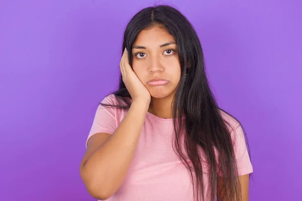 Triste Solitario Giovane Ragazza Ispanica Indossa Rosa Shirt Sfondo Viola — Foto Stock