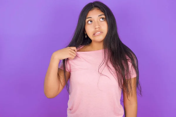 Jovem Hispânico Menina Vestindo Rosa Shirt Sobre Roxo Fundo Puxando — Fotografia de Stock