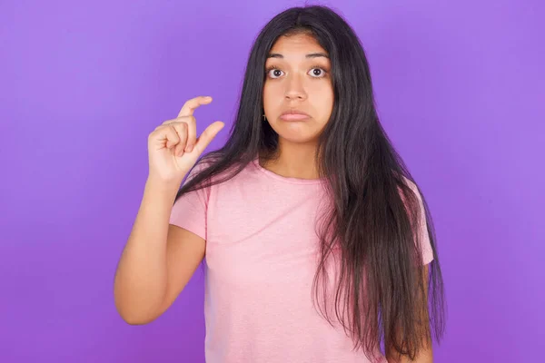 Joven Chica Hispana Vistiendo Camiseta Rosa Sobre Fondo Púrpura Bolsos —  Fotos de Stock