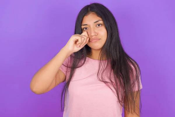 Déçu Déçu Jeune Fille Hispanique Portant Shirt Rose Sur Fond — Photo
