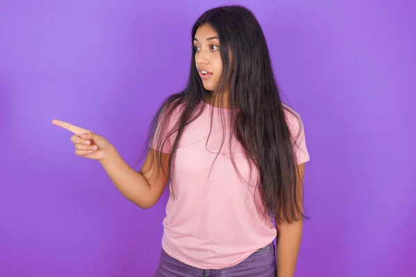Stunned Jeune Fille Hispanique Portant Shirt Rose Sur Fond Violet — Photo