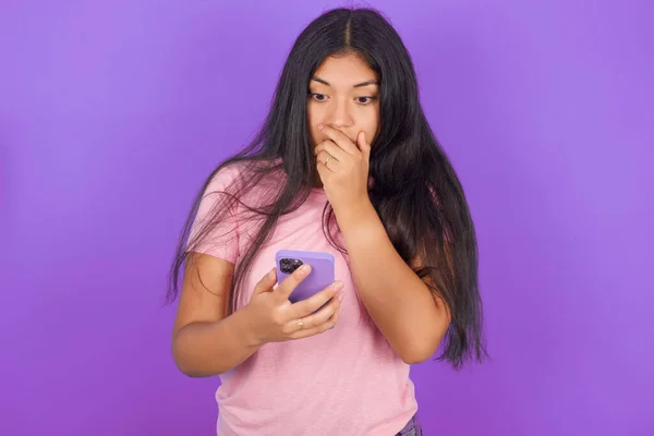 Joven Chica Hispana Vistiendo Camiseta Rosa Sobre Fondo Púrpura Siendo —  Fotos de Stock