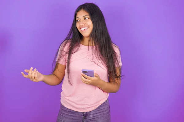 Feliz Complacido Chica Hispana Joven Con Camiseta Rosa Sobre Fondo — Foto de Stock
