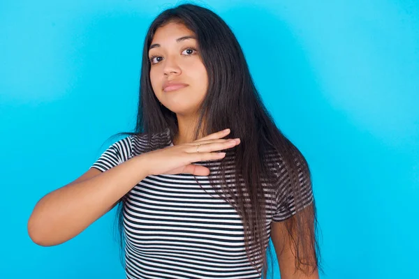 Jong Latijns Amerikaans Meisje Draagt Gestreept Shirt Blauwe Achtergrond Doorsnijden — Stockfoto