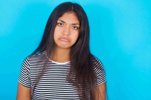 Joven Chica Hispana Con Camiseta Rayas Sobre Fondo Azul Deprimida —  Fotos de Stock