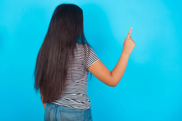 Junges Hispanisches Mädchen Gestreiftem Shirt Über Blauem Hintergrund Das Auf — Stockfoto
