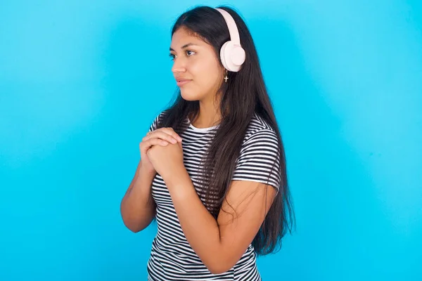 Mladá Hispánská Dívka Nosí Pruhované Tričko Přes Modré Pozadí Nosí — Stock fotografie