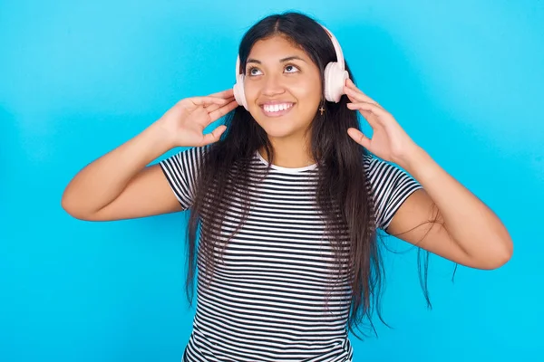 Jovencita Alegre Hispana Vistiendo Camiseta Rayas Sobre Fondo Azul Canta —  Fotos de Stock