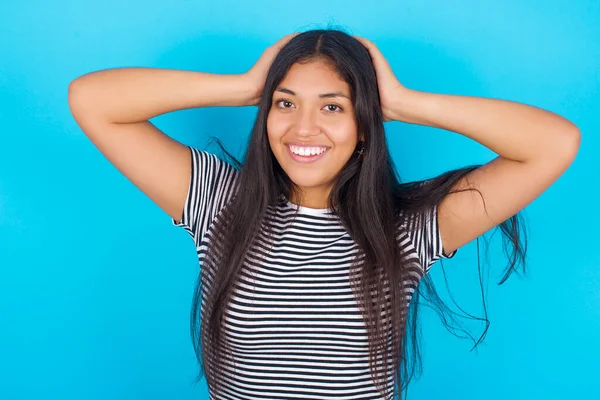 Vrolijk Dolblij Jong Hispanic Meisje Dragen Gestreept Shirt Blauwe Achtergrond — Stockfoto