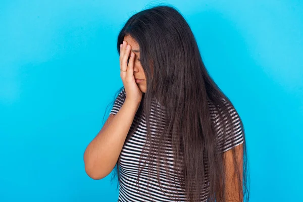 Jovem Hispânica Vestindo Camiseta Listrada Sobre Fundo Azul Com Expressão — Fotografia de Stock