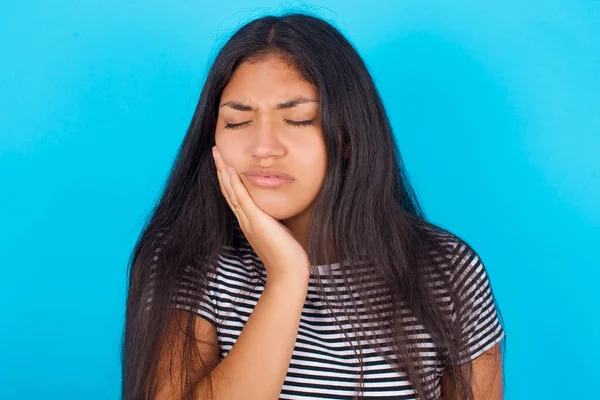 Jong Hispanic Meisje Dragen Gestreept Shirt Blauwe Achtergrond Met Kiespijn — Stockfoto