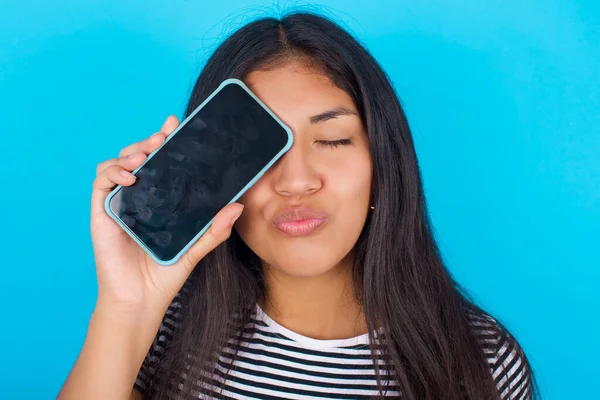 Adorable Joven Hispana Vistiendo Una Camiseta Rayas Sobre Fondo Azul —  Fotos de Stock