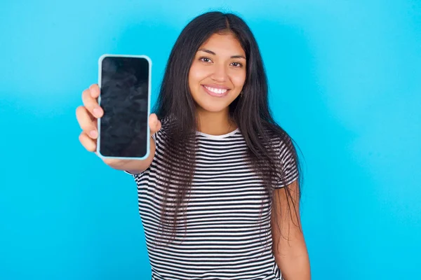 Charmig Bedårande Ung Latinamerikansk Flicka Bär Randig Shirt Över Blå — Stockfoto
